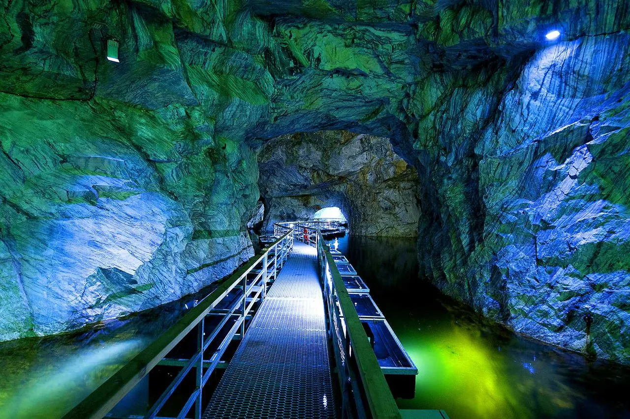 Explore Majestic Peaks with Voyestralav.